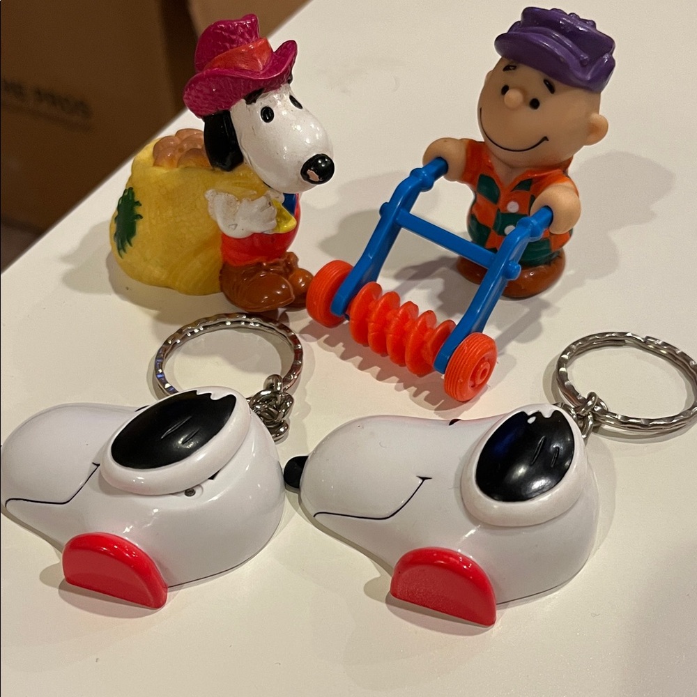 Peanuts Snoopy and Friends Keychain and characters bundle includes COA